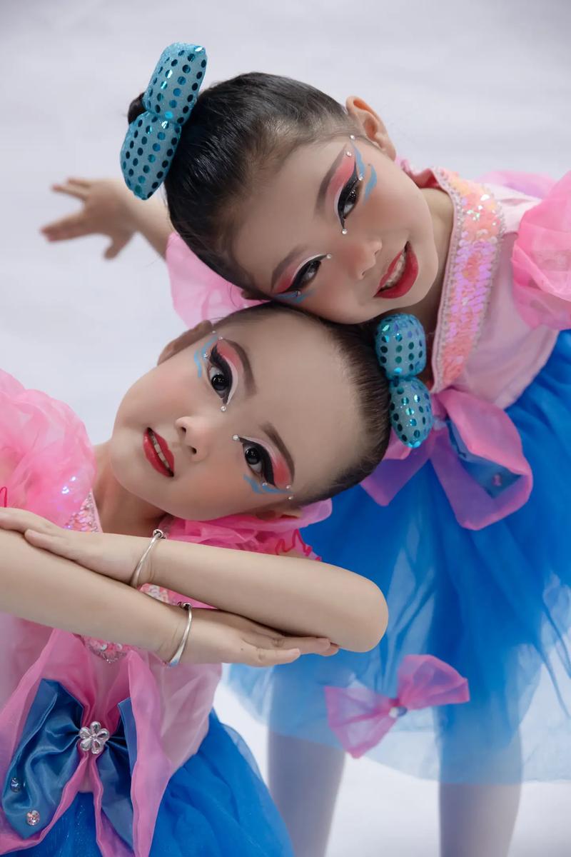 舞台妆容淡妆化妆教程(舞台妆化妆步骤视频教程)-第3张图片-美妆 舞台妆容淡妆化妆教程(舞台妆化妆步骤视频教程)-第3张图片-美妆