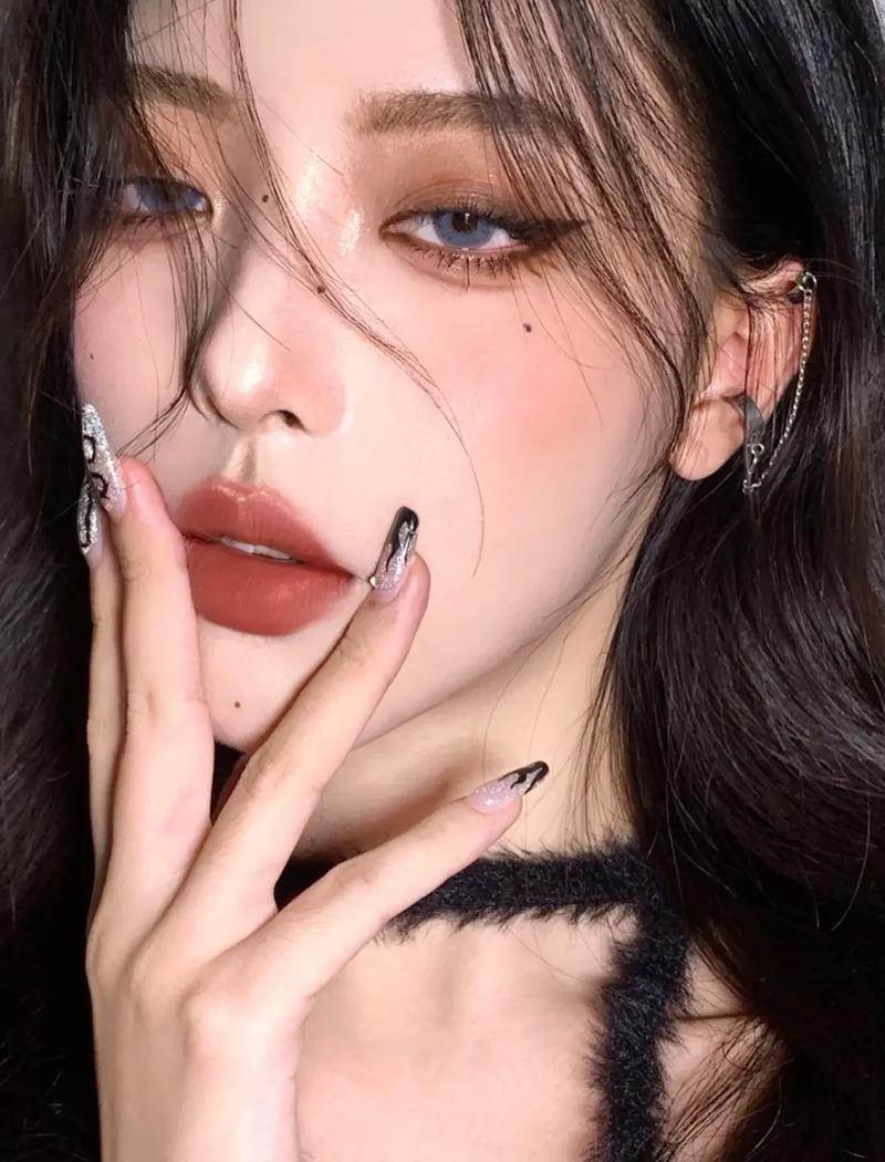 新手酷酷化妆步骤教程(酷酷的妆容怎么画)-第7张图片-美妆 新手酷酷化妆步骤教程(酷酷的妆容怎么画)-第7张图片-美妆