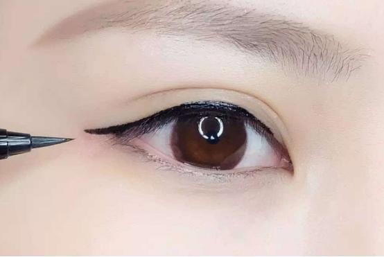 眼线画法教程化妆淡妆学生(眼线画法简单)-第2张图片-美妆 眼线画法教程化妆淡妆学生(眼线画法简单)-第2张图片-美妆