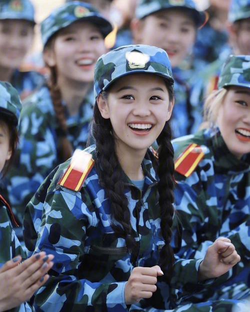 新生军训化妆教程学生淡妆(军训化妆怎么补防晒)-第2张图片-美妆 新生军训化妆教程学生淡妆(军训化妆怎么补防晒)-第2张图片-美妆