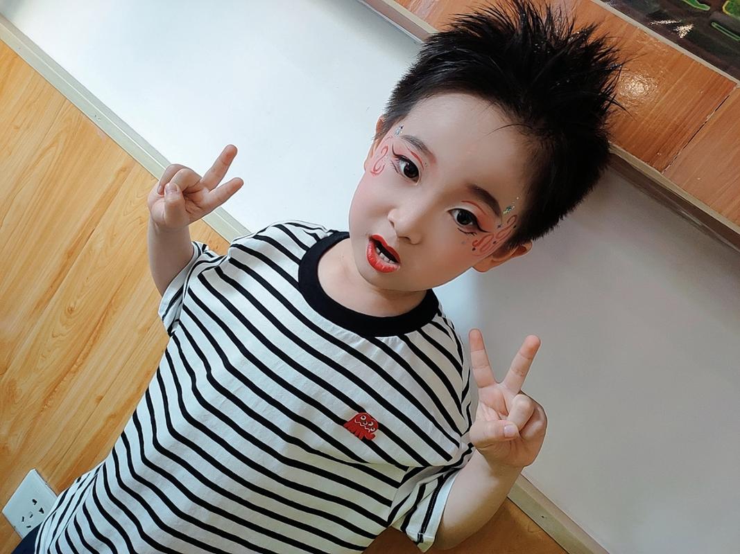 新手男生初学化妆淡妆教程（男生零基础学化妆怎么入手）