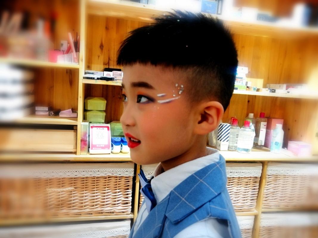新手男生初学化妆淡妆教程(男生零基础学化妆怎么入手)-第4张图片-美妆 新手男生初学化妆淡妆教程(男生零基础学化妆怎么入手)-第4张图片-美妆