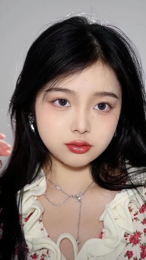温柔淡妆化妆圆脸教程女,圆脸 化妆-第2张图片-美妆 温柔淡妆化妆圆脸教程女,圆脸 化妆-第2张图片-美妆