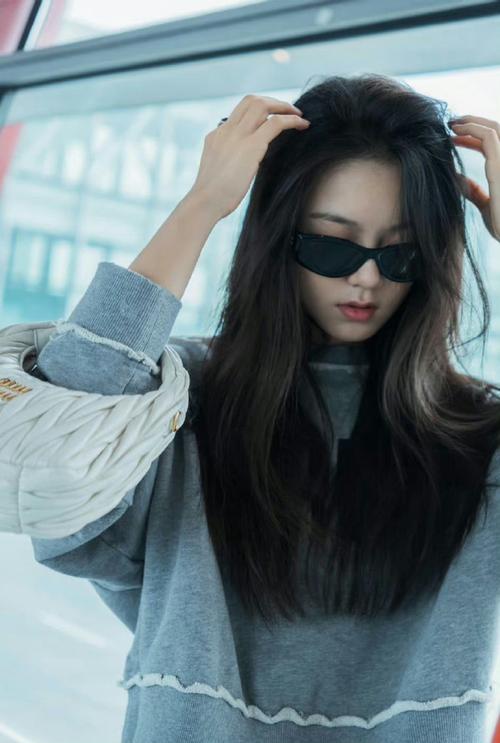 酷拽化妆教程新手,酷酷的妆容教程-第4张图片-美妆 酷拽化妆教程新手,酷酷的妆容教程-第4张图片-美妆
