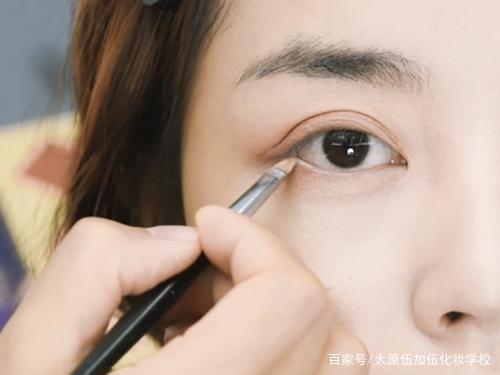 上班族淡妆化妆教程(上班化淡妆的重要性)-第2张图片-美妆 上班族淡妆化妆教程(上班化淡妆的重要性)-第2张图片-美妆