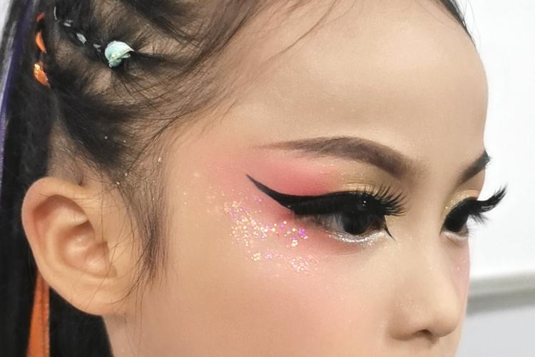 宝宝跳舞淡妆怎么化妆教程（宝宝舞蹈化妆教程视频）