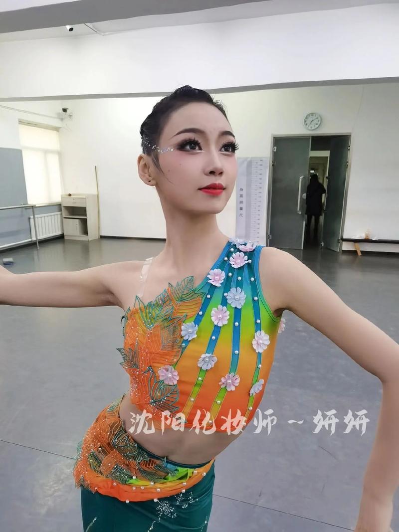 舞蹈淡妆化妆教程(舞蹈淡妆化妆步骤)-第1张图片-美妆 舞蹈淡妆化妆教程(舞蹈淡妆化妆步骤)-第1张图片-美妆
