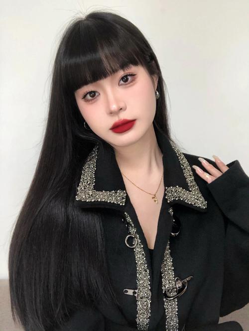 新手化妆剪刘海教程,化妆用什么固定刘海比较自然-第2张图片-美妆 新手化妆剪刘海教程,化妆用什么固定刘海比较自然-第2张图片-美妆