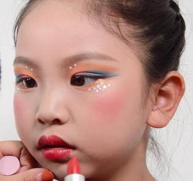 淡妆教程化妆女孩（淡妆教程化妆女孩怎么画）