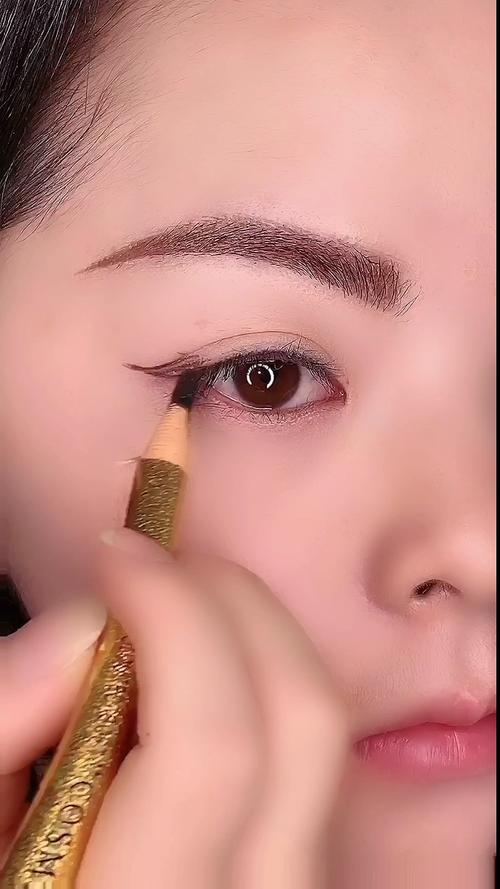 新手脸大眼小化妆教程（小眼画大眼妆）-第5张图片-美妆