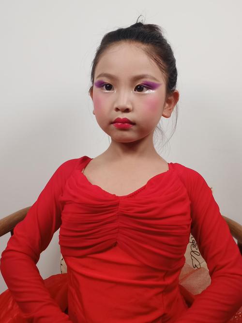 舞台淡妆化妆新手教程(表演节目时淡妆怎么画)-第3张图片-美妆 舞台淡妆化妆新手教程(表演节目时淡妆怎么画)-第3张图片-美妆