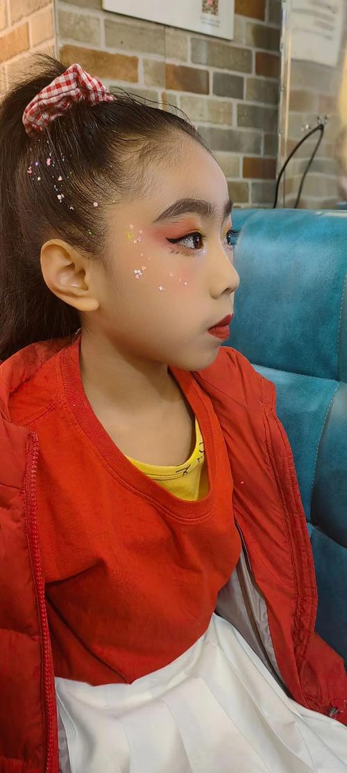 舞台淡妆化妆新手教程(表演节目时淡妆怎么画)-第5张图片-美妆 舞台淡妆化妆新手教程(表演节目时淡妆怎么画)-第5张图片-美妆
