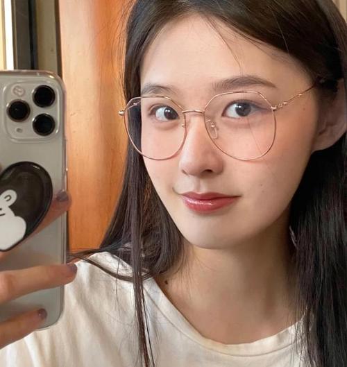 淡妆眼镜化妆教程,戴眼镜的淡妆-第2张图片-美妆 淡妆眼镜化妆教程,戴眼镜的淡妆-第2张图片-美妆