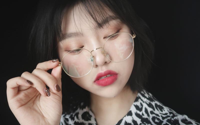 淡妆眼镜化妆教程,戴眼镜的淡妆-第4张图片-美妆 淡妆眼镜化妆教程,戴眼镜的淡妆-第4张图片-美妆