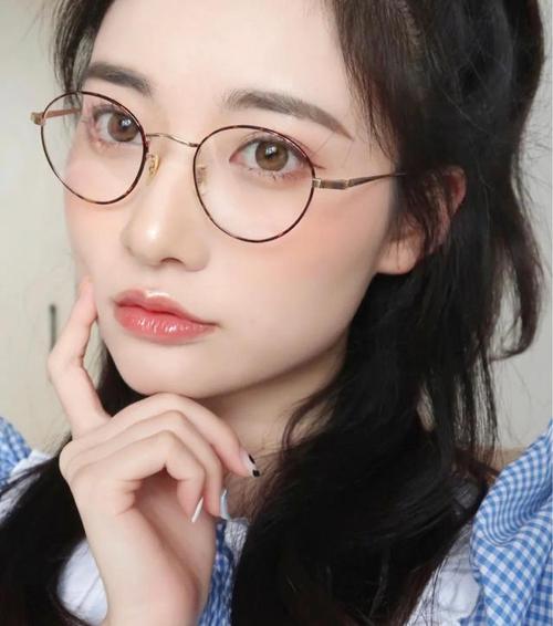 淡妆眼镜化妆教程,戴眼镜的淡妆-第5张图片-美妆 淡妆眼镜化妆教程,戴眼镜的淡妆-第5张图片-美妆