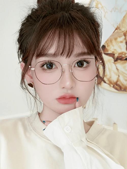 淡妆眼镜化妆教程,戴眼镜的淡妆-第6张图片-美妆 淡妆眼镜化妆教程,戴眼镜的淡妆-第6张图片-美妆