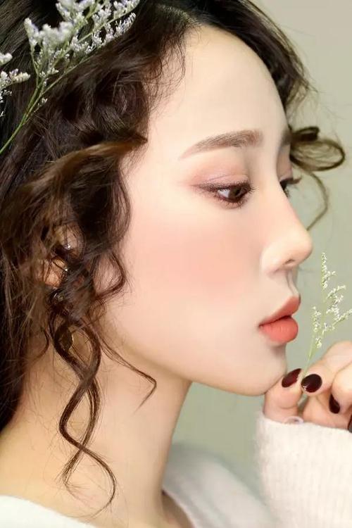 月牙脸化妆教程淡妆（月牙脸发型）-第2张图片-美妆