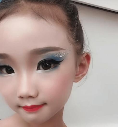 妈妈化妆教程学生淡妆步骤（正在化妆的妈妈怎么画）-第2张图片-美妆