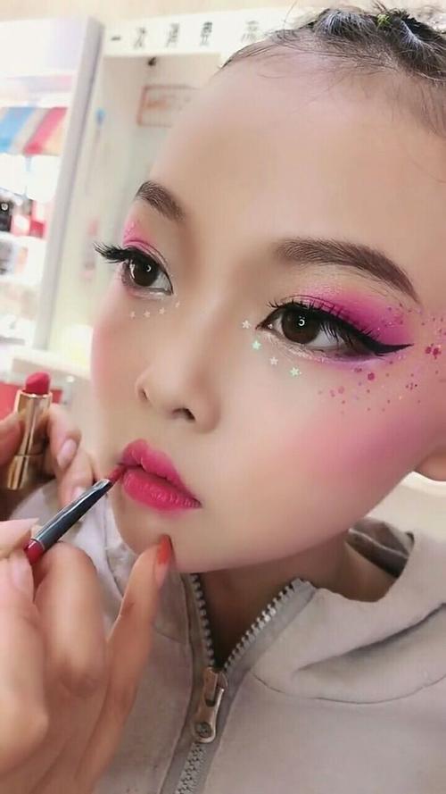 妈妈化妆教程学生淡妆步骤（正在化妆的妈妈怎么画）-第6张图片-美妆