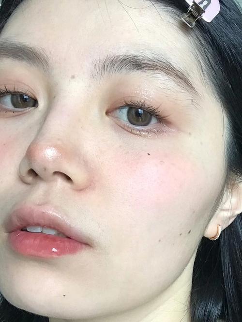 新手极简化妆顺序教程（极简化妆步骤）-第3张图片-美妆