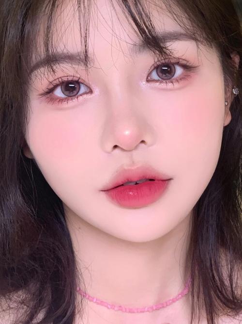 化妆新手必备化妆教程甜妹（化妆新手必备化妆教程甜妹视频）-第2张图片-美妆