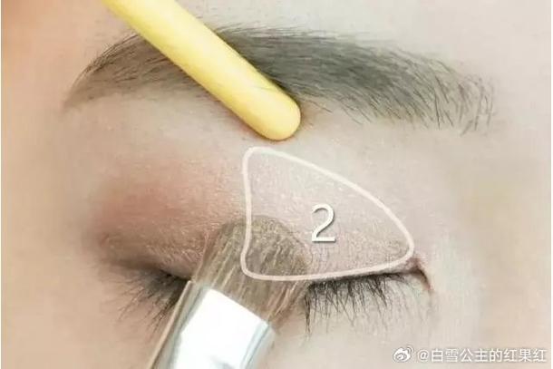 新手化妆粉色眼影教程,新手化妆粉色眼影教程图解-第5张图片-美妆 新手化妆粉色眼影教程,新手化妆粉色眼影教程图解-第5张图片-美妆