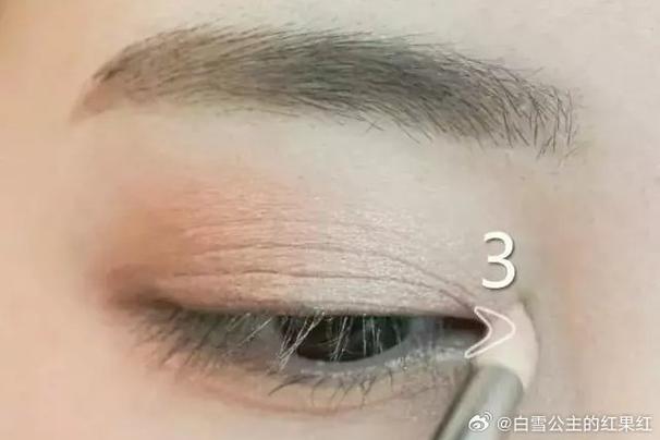 新手化妆粉色眼影教程,新手化妆粉色眼影教程图解-第6张图片-美妆 新手化妆粉色眼影教程,新手化妆粉色眼影教程图解-第6张图片-美妆
