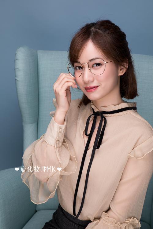 眼镜化妆教程淡妆(眼镜眼妆)-第2张图片-美妆 眼镜化妆教程淡妆(眼镜眼妆)-第2张图片-美妆