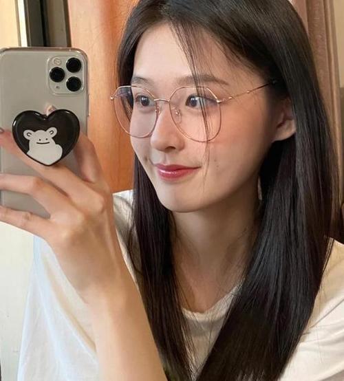 眼镜化妆教程淡妆(眼镜眼妆)-第3张图片-美妆 眼镜化妆教程淡妆(眼镜眼妆)-第3张图片-美妆