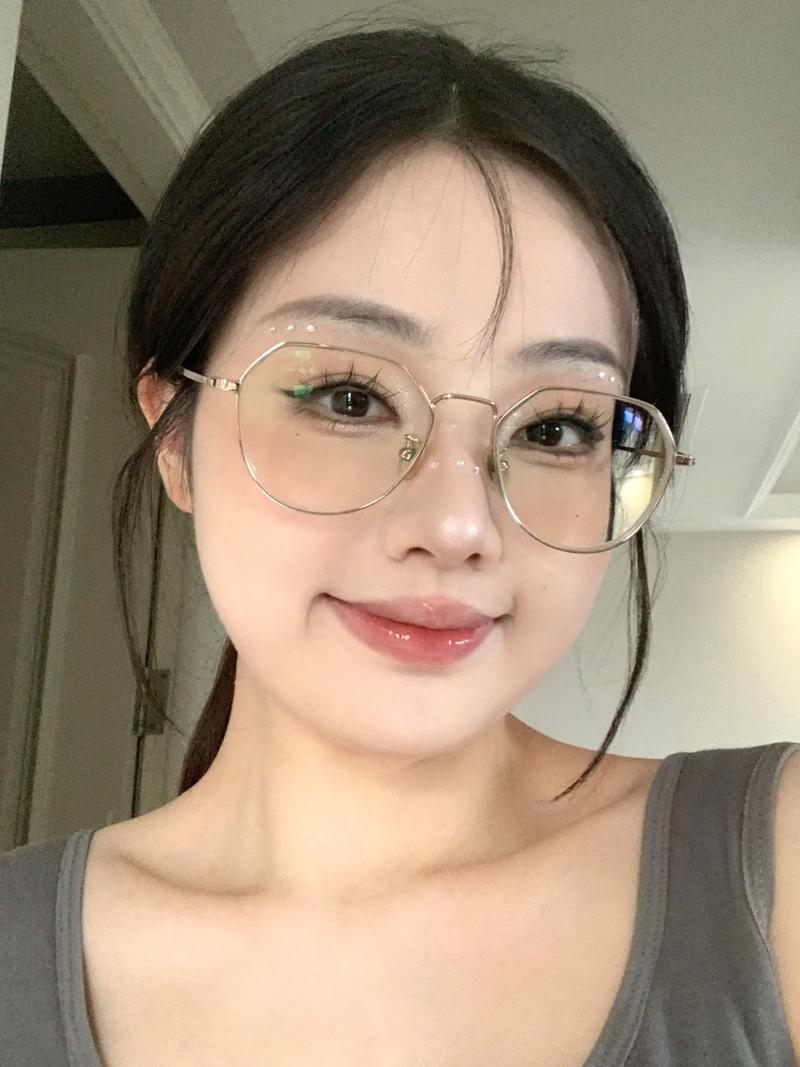 眼镜化妆教程淡妆(眼镜眼妆)-第7张图片-美妆 眼镜化妆教程淡妆(眼镜眼妆)-第7张图片-美妆