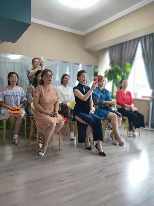 礼仪淡妆化妆教程(礼仪化妆技巧)-第4张图片-美妆 礼仪淡妆化妆教程(礼仪化妆技巧)-第4张图片-美妆