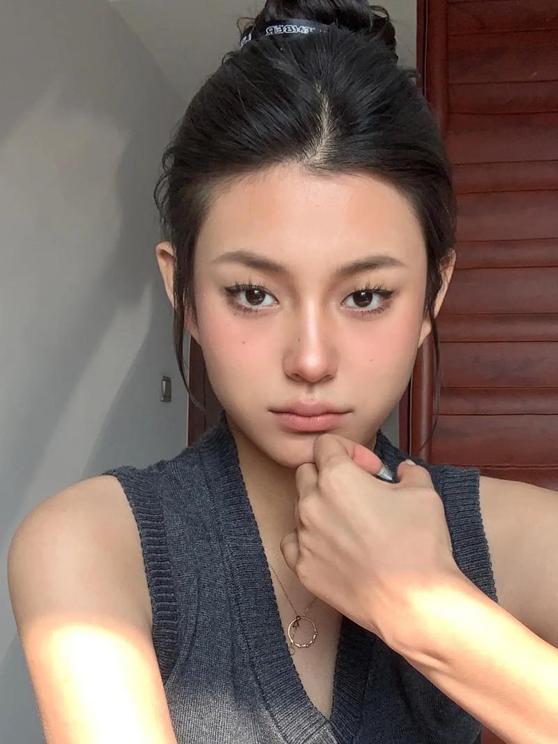 黄皮化妆新手教程,黄皮怎么化妆才不会假白-第3张图片-美妆
