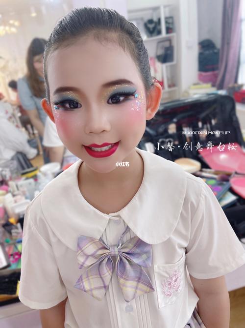 简单新手化妆演出教程,怎样化演出妆初学者-第2张图片-美妆 简单新手化妆演出教程,怎样化演出妆初学者-第2张图片-美妆