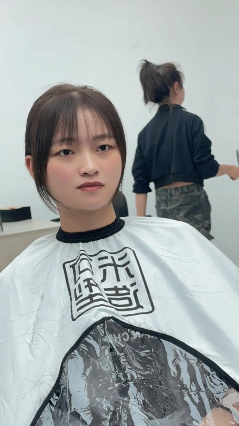 齐刘海圆脸新手化妆教程,齐刘海圆脸可爱美女-第4张图片-美妆