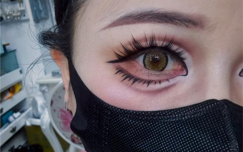 新手coser化妆教程,cos化妆新手必备化妆品-第3张图片-美妆