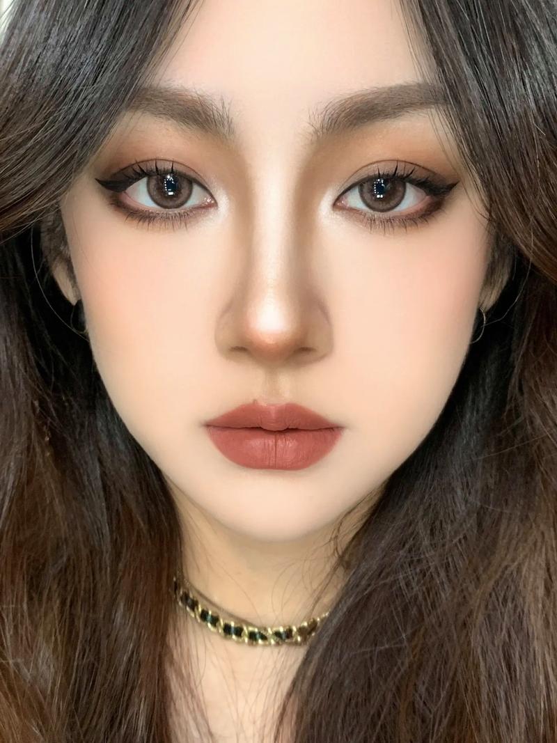 新手化妆教程淡妆烟熏妆(化烟熏妆视频)-第6张图片-美妆 新手化妆教程淡妆烟熏妆(化烟熏妆视频)-第6张图片-美妆
