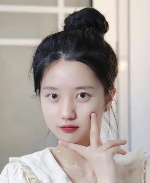 化妆教程淡妆温柔自然新手,化妆的步骤初学者如何化淡妆-第3张图片-美妆 化妆教程淡妆温柔自然新手,化妆的步骤初学者如何化淡妆-第3张图片-美妆