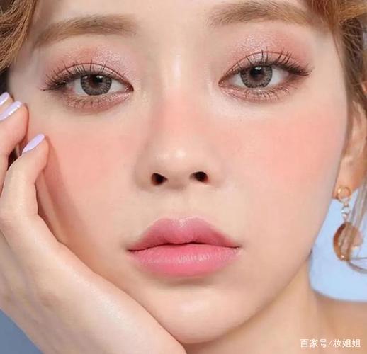 化妆教程淡妆国字脸,国字脸化妆时怎么修饰轮廓-第2张图片-美妆