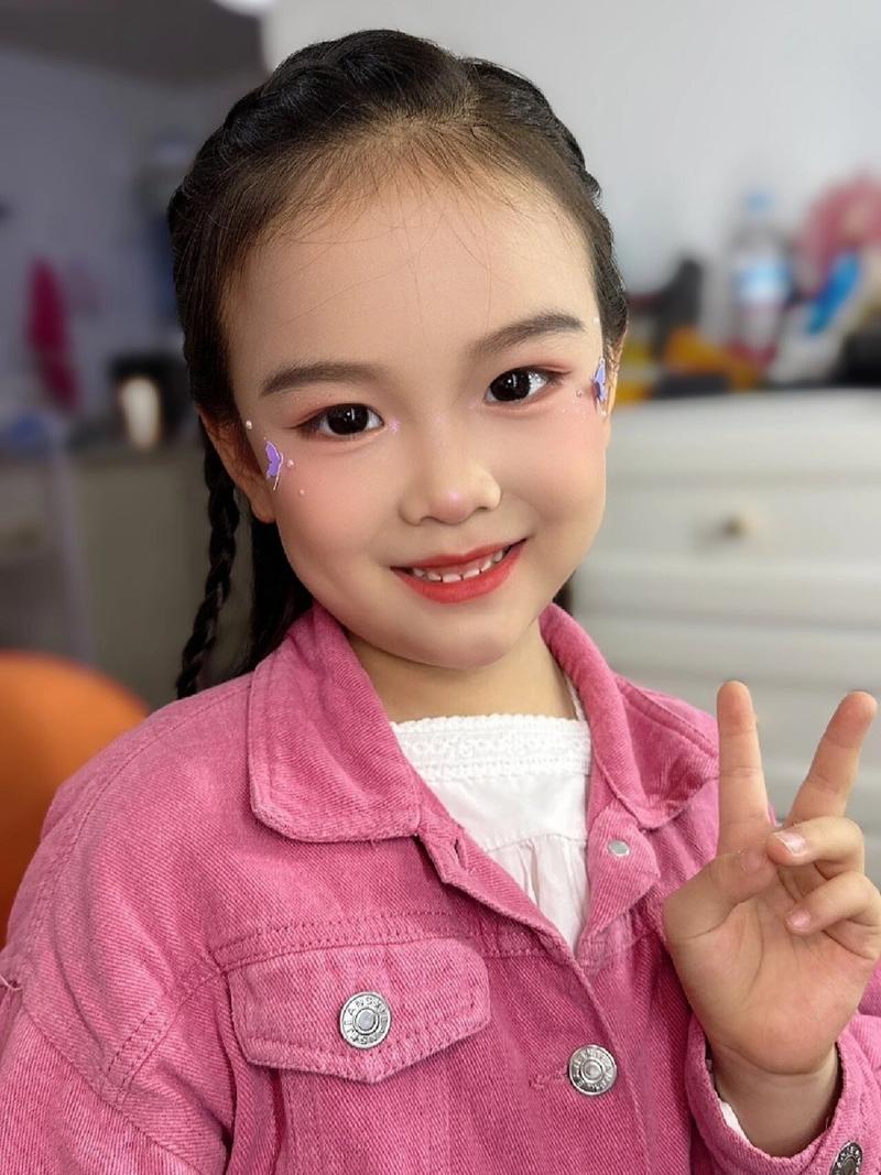 化妆教程淡妆红唇(淡妆配红唇)-第4张图片-美妆 化妆教程淡妆红唇(淡妆配红唇)-第4张图片-美妆