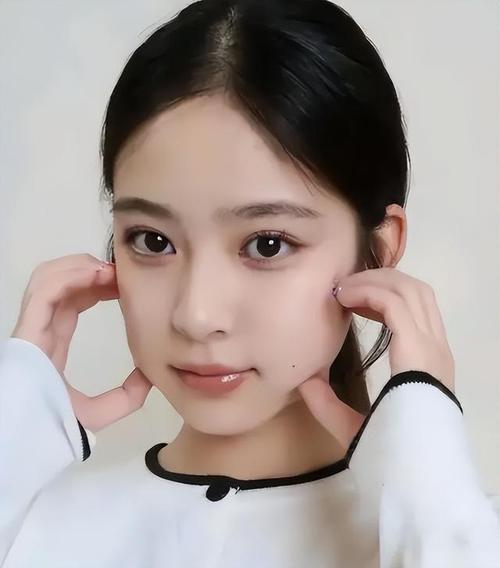 淡妆化妆教程学生妆（学生最简单淡妆需要些什么?）