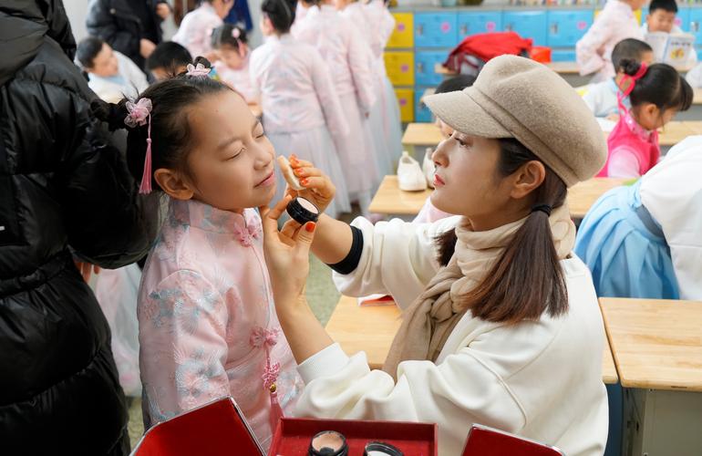 幼儿合唱化妆淡妆教程,合唱化妆视频-第2张图片-美妆 幼儿合唱化妆淡妆教程,合唱化妆视频-第2张图片-美妆