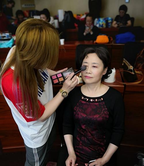 幼儿合唱化妆淡妆教程,合唱化妆视频-第3张图片-美妆 幼儿合唱化妆淡妆教程,合唱化妆视频-第3张图片-美妆