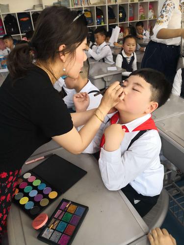 幼儿合唱化妆淡妆教程,合唱化妆视频-第4张图片-美妆 幼儿合唱化妆淡妆教程,合唱化妆视频-第4张图片-美妆