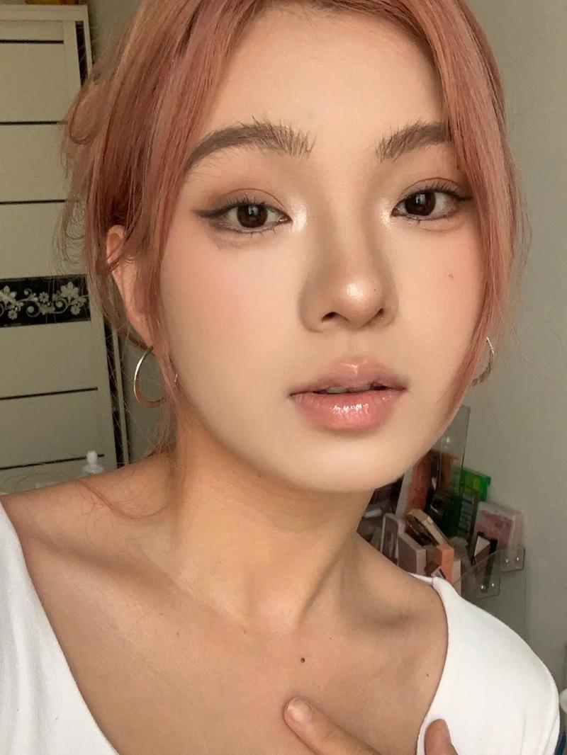 18岁淡妆化妆教程(18岁淡妆步骤)-第4张图片-美妆 18岁淡妆化妆教程(18岁淡妆步骤)-第4张图片-美妆