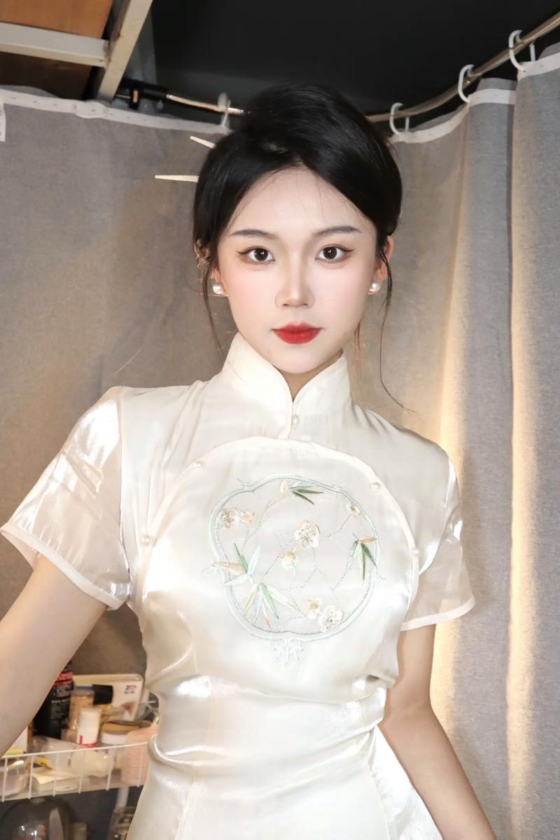 旗袍化妆教程淡妆(旗袍妆容教程)-第3张图片-美妆 旗袍化妆教程淡妆(旗袍妆容教程)-第3张图片-美妆