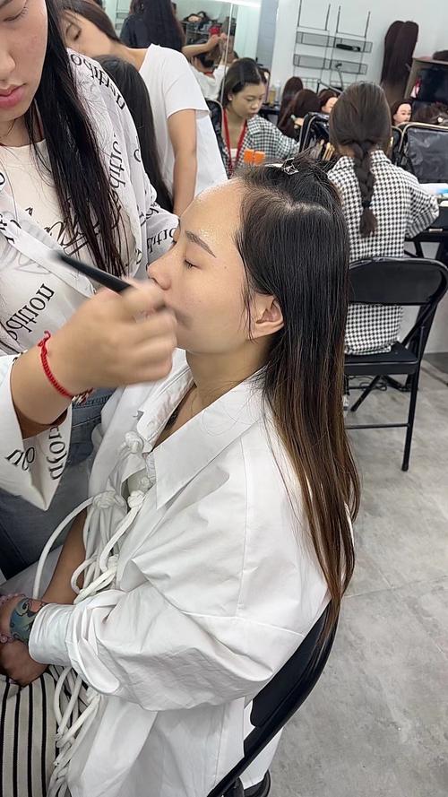 化妆小白淡妆教程,新手入门淡妆化妆教程-第7张图片-美妆 化妆小白淡妆教程,新手入门淡妆化妆教程-第7张图片-美妆