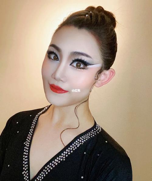 舞蹈艺考化妆品推荐,舞蹈艺考生化哪种妆-第4张图片-美妆 舞蹈艺考化妆品推荐,舞蹈艺考生化哪种妆-第4张图片-美妆