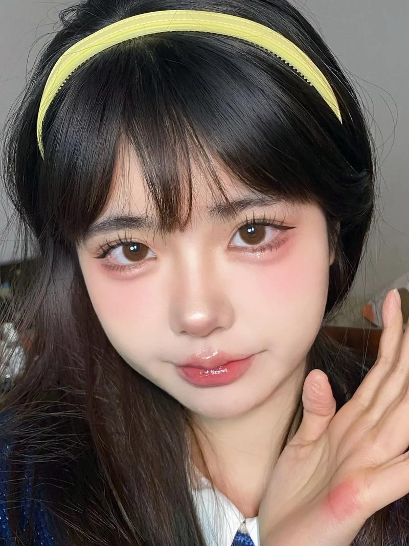 新手圆脸化妆教程,新手圆脸化妆教程图解-第6张图片-美妆
