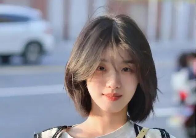 短发刘海发型淡妆化妆教程(短发的刘海应该怎么扎更显得时尚好看)-第2张图片-美妆 短发刘海发型淡妆化妆教程(短发的刘海应该怎么扎更显得时尚好看)-第2张图片-美妆