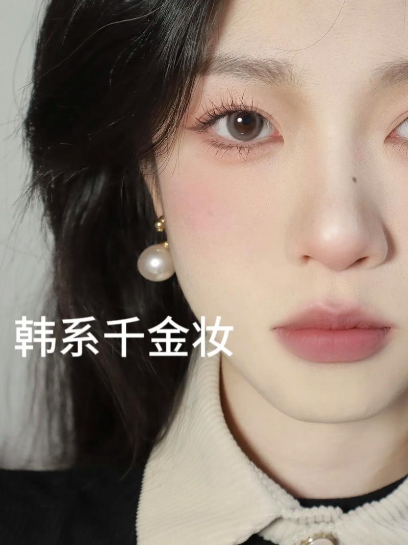 化妆教程淡妆大圆脸,圆脸的妆容怎么画-第2张图片-美妆 化妆教程淡妆大圆脸,圆脸的妆容怎么画-第2张图片-美妆